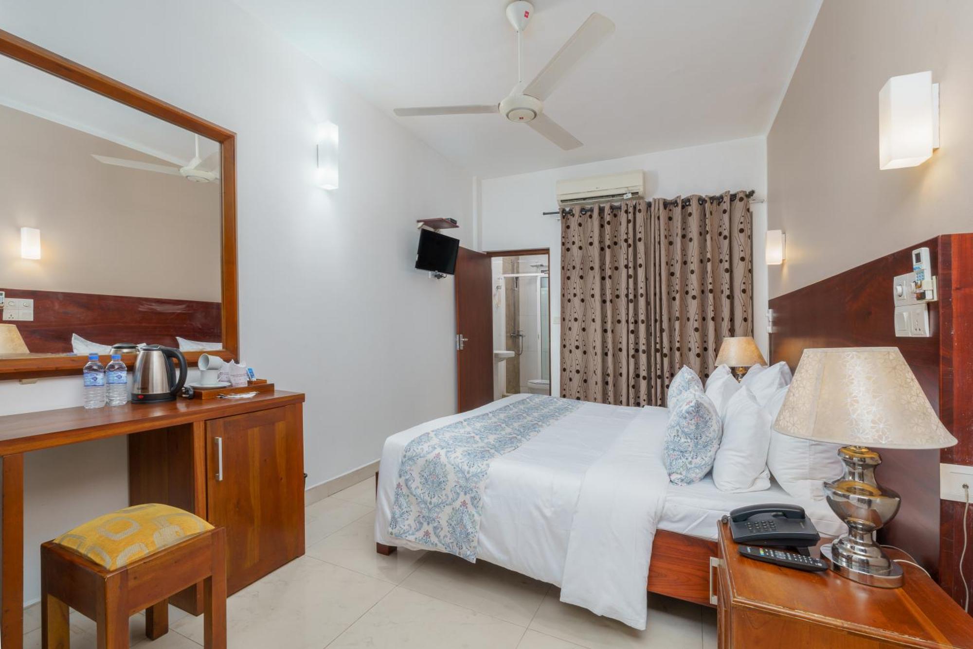 Hotel Travellers Nest Kandy Exterior photo